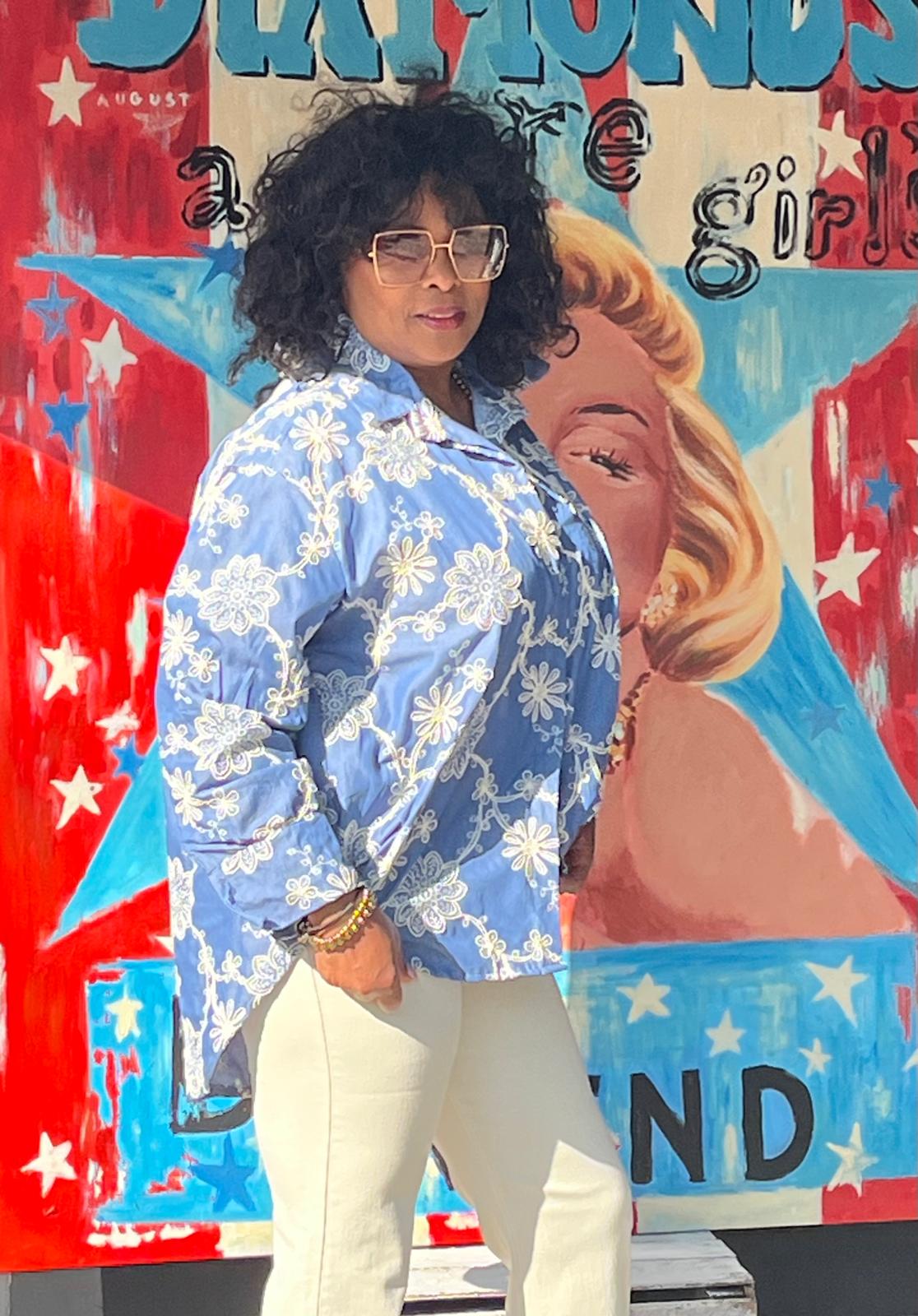Blouse blauw met witte borduur